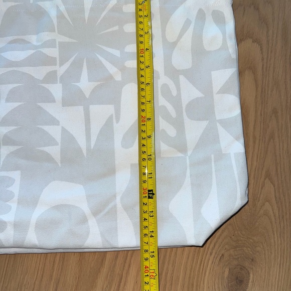 Vuori - White and Gray Patterned Tote Bag - Picture 3 of 8